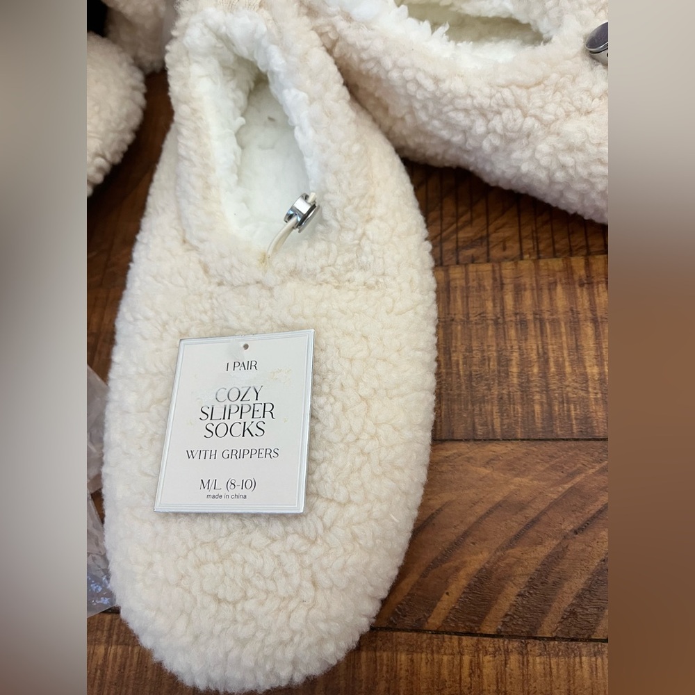 NWT Target Cozy Slipper Socks w Grip Faux Fur Shearling Off White - Picture 3 of 9